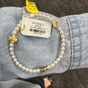 ENewton Pearl and gold cross bracelet 4mm
